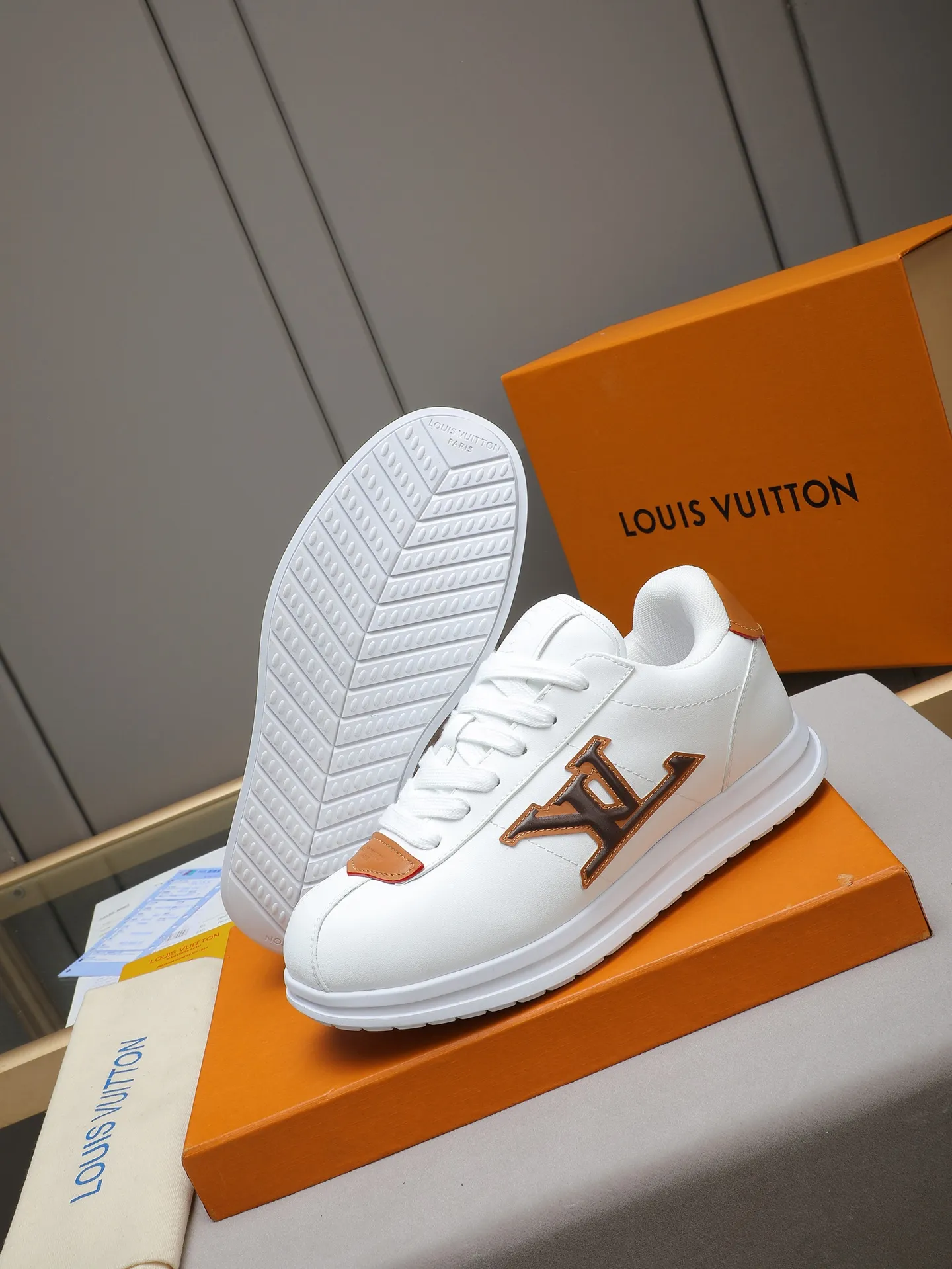 PP560 LV Louis Vuitton L Jialu Brand Runner Tatic Series Thick-soled Casual Sports Shoes Running Shoes Original purchase, development and production This LV Runner Tatic sports shoe combines technical materials such as mesh fabric and ribbons to interpret the inspiration of traditional mountaineering shoes. LV letters are written on one side, the lariat buckle of the quick lacing system is embellished with Monogram flowers and Louis Vuitton logos, and the light and wear-resistant rubber outsole completes the whole. ▪️Fabric: Original imported cowhide + mesh ▪️Inner lining: Original customized breathable mesh ▪️Sole: Original open-molded anti-slip rubber combination material ▪️Size: Men's 38-44 (customized for 45 and 46)